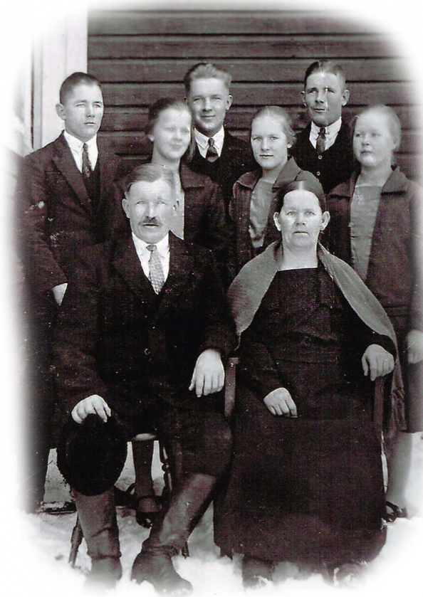 Alma ja Otto Haajasen perhe.