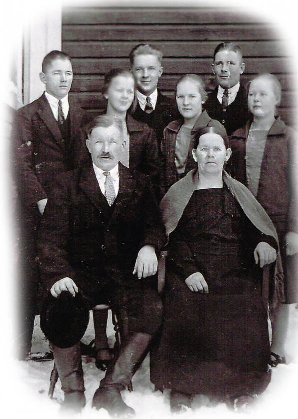 Alma ja Otto Haajasen perhe.