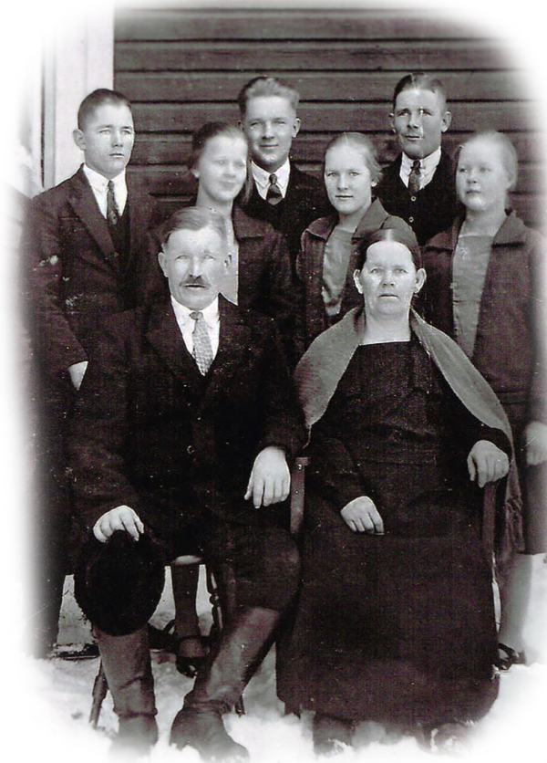 Alma ja Otto Haajasen perhe.